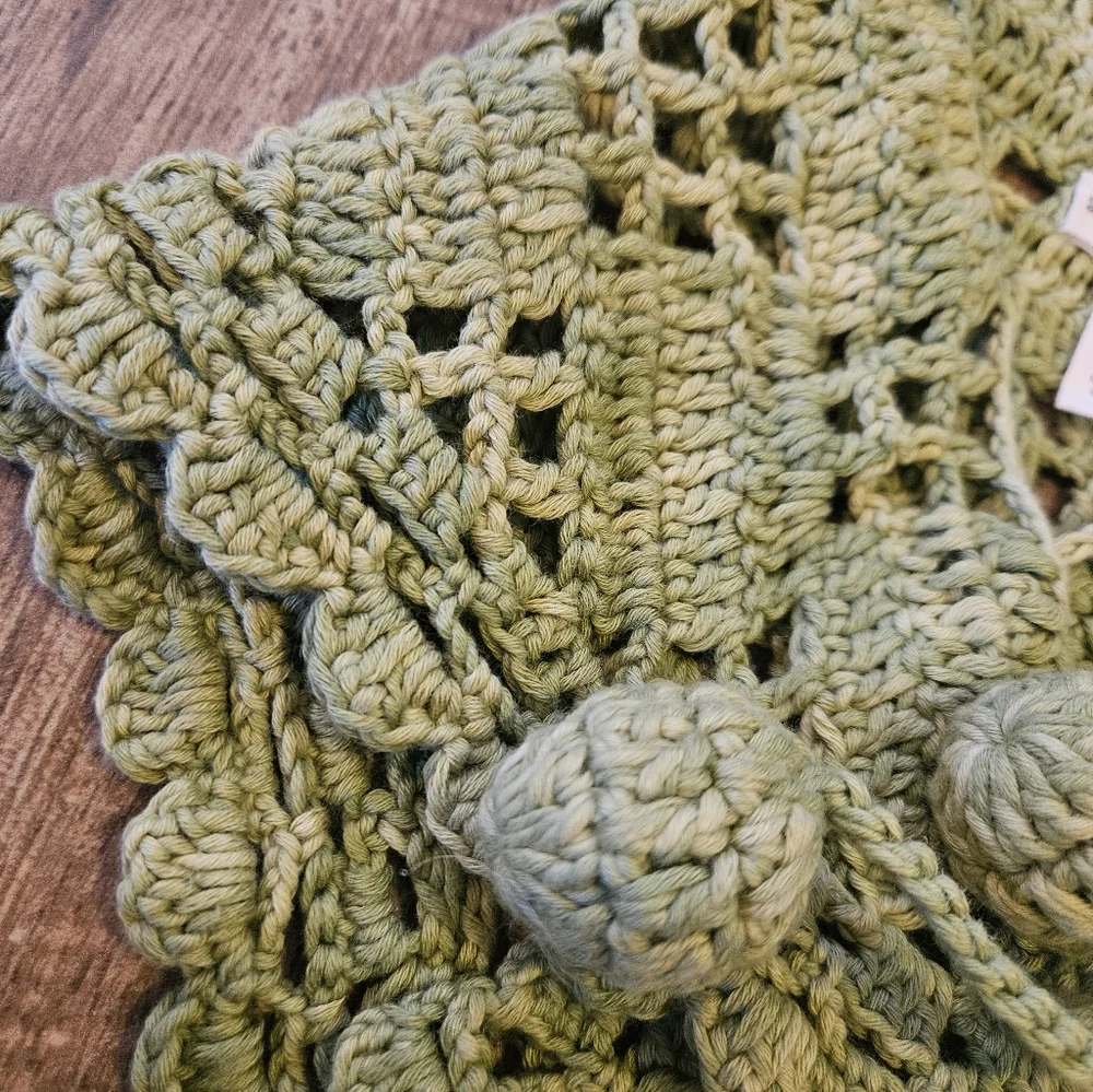 nwot misha and puff green crochet scarf